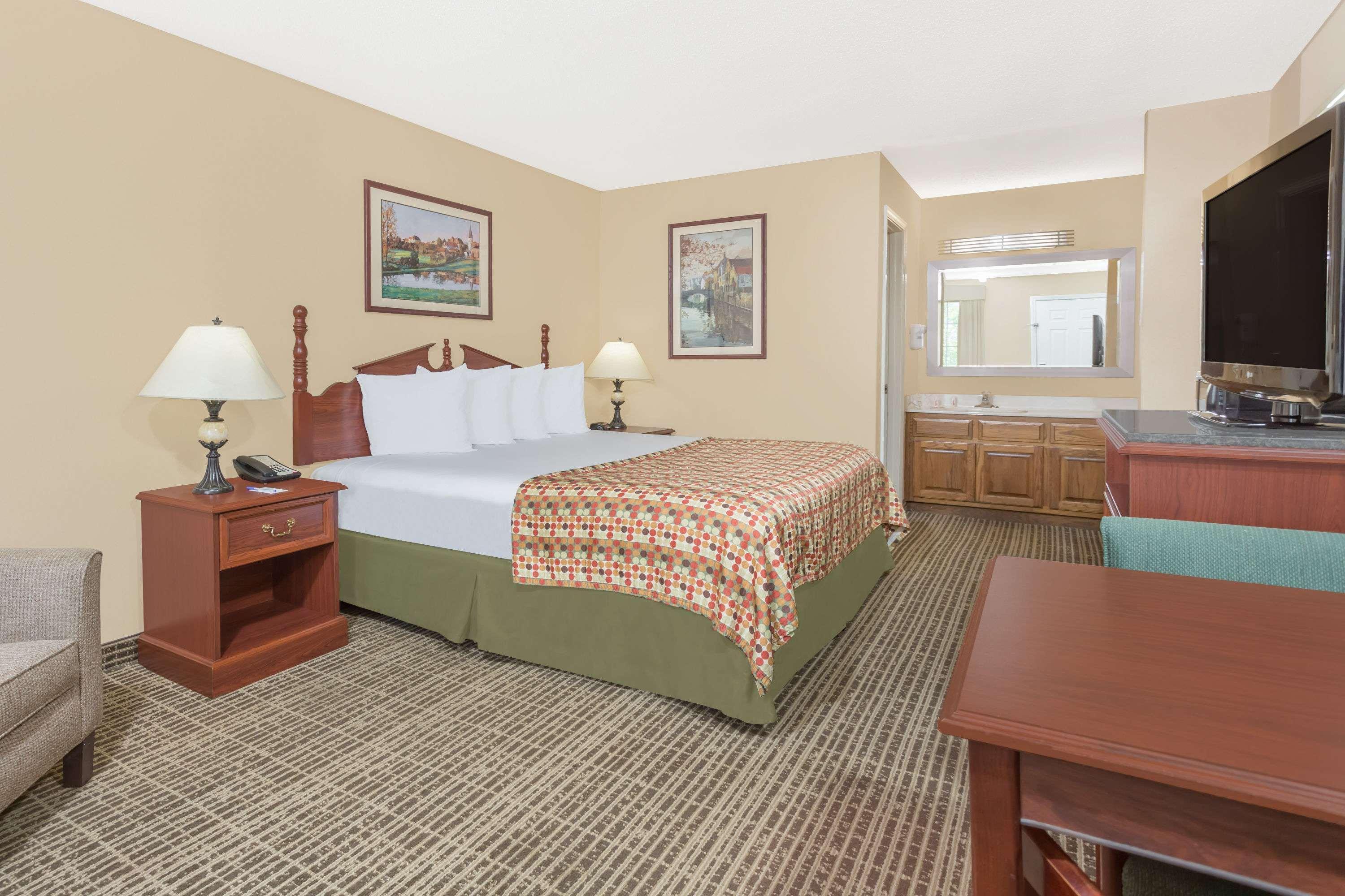 Hotel Baymont By Wyndham Clemson 2*